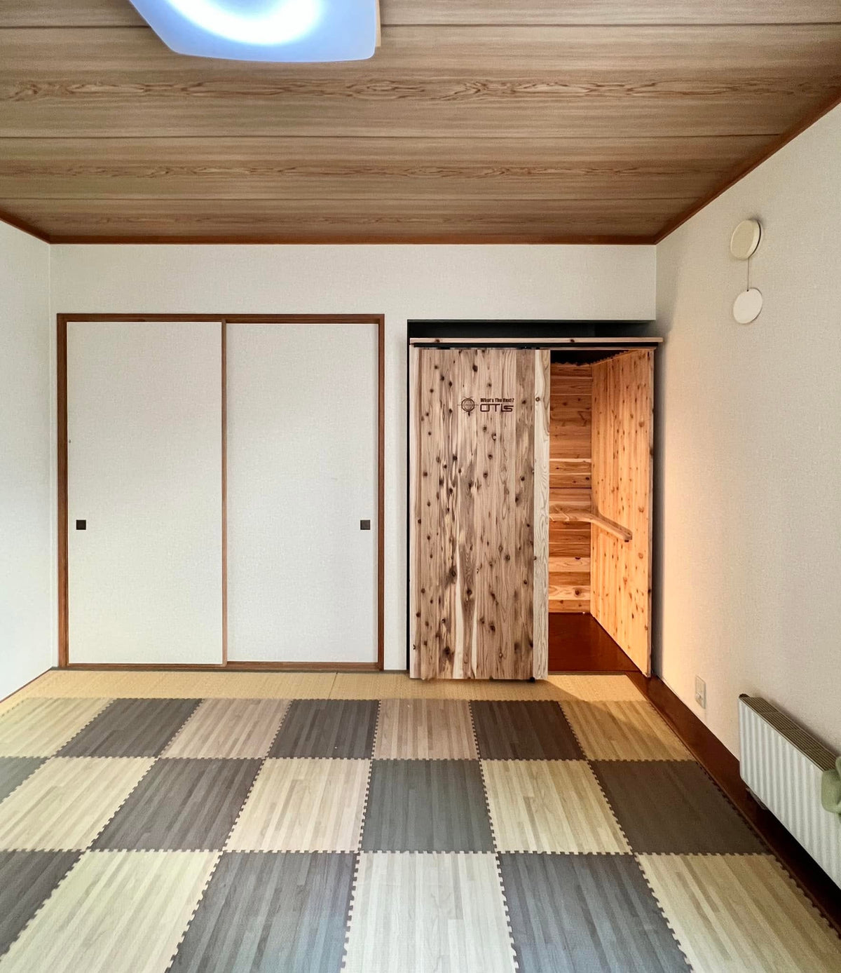 一戸建てを改装した放課後等デイサービスの和室。元・床の間だったスペースに天然木ワークブースWOOBOが収まっている