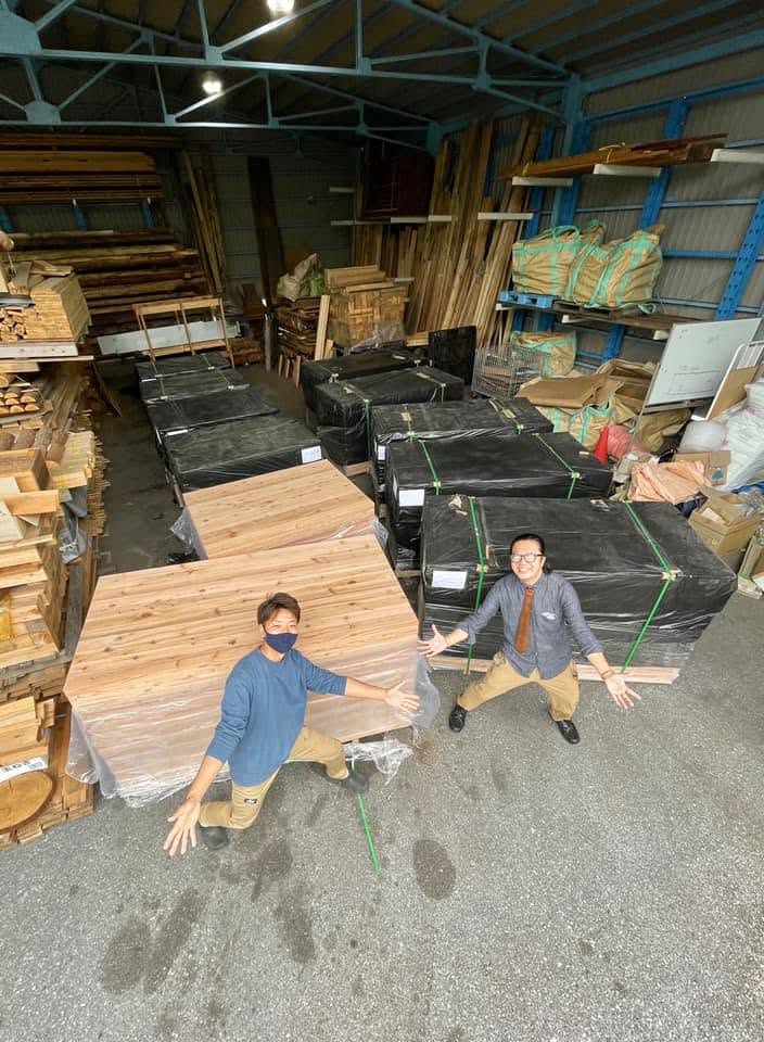 ウッドショック下の2021年、工房に届いた国産杉の板材450枚を受け入れているところ