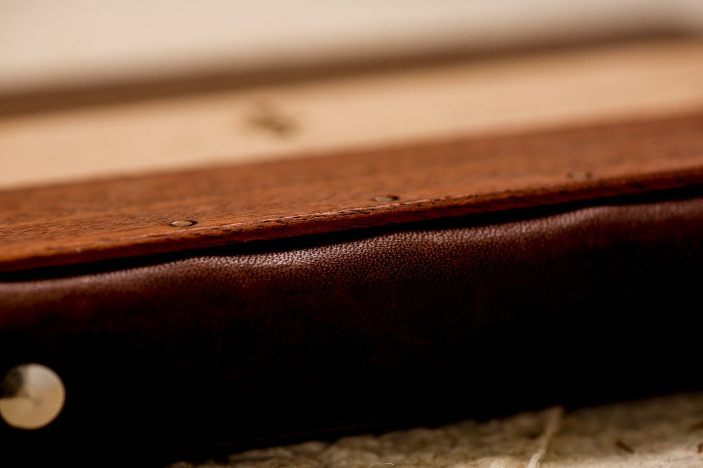 革と木の接合、革と金具の接合は、金属製のリベットを使用。